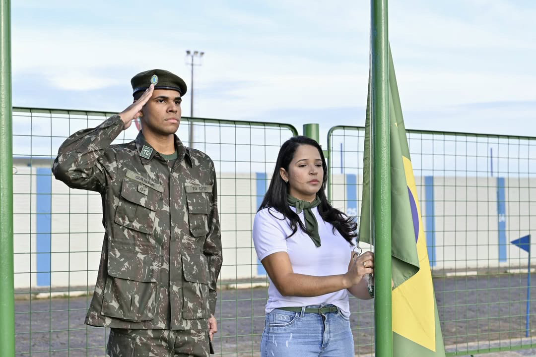 Jovens atiradores prestam homenagem às mães em formatura no TG de Pirajuí
