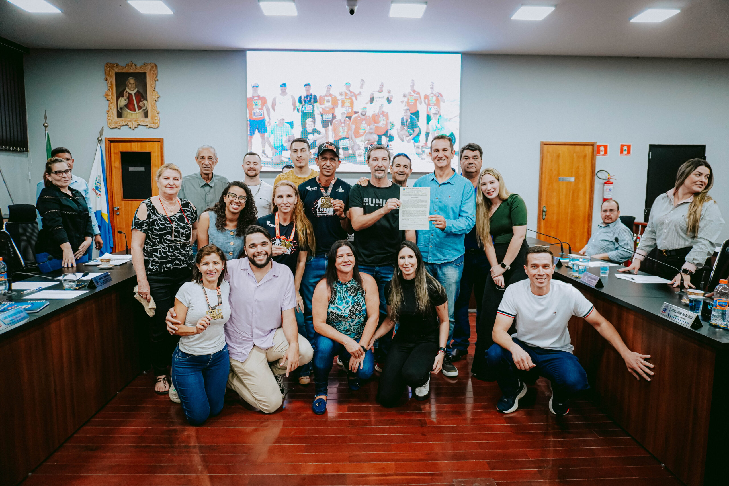 Equipe de corrida Pirajuí Runners recebe homenagem da Câmara de Vereadores