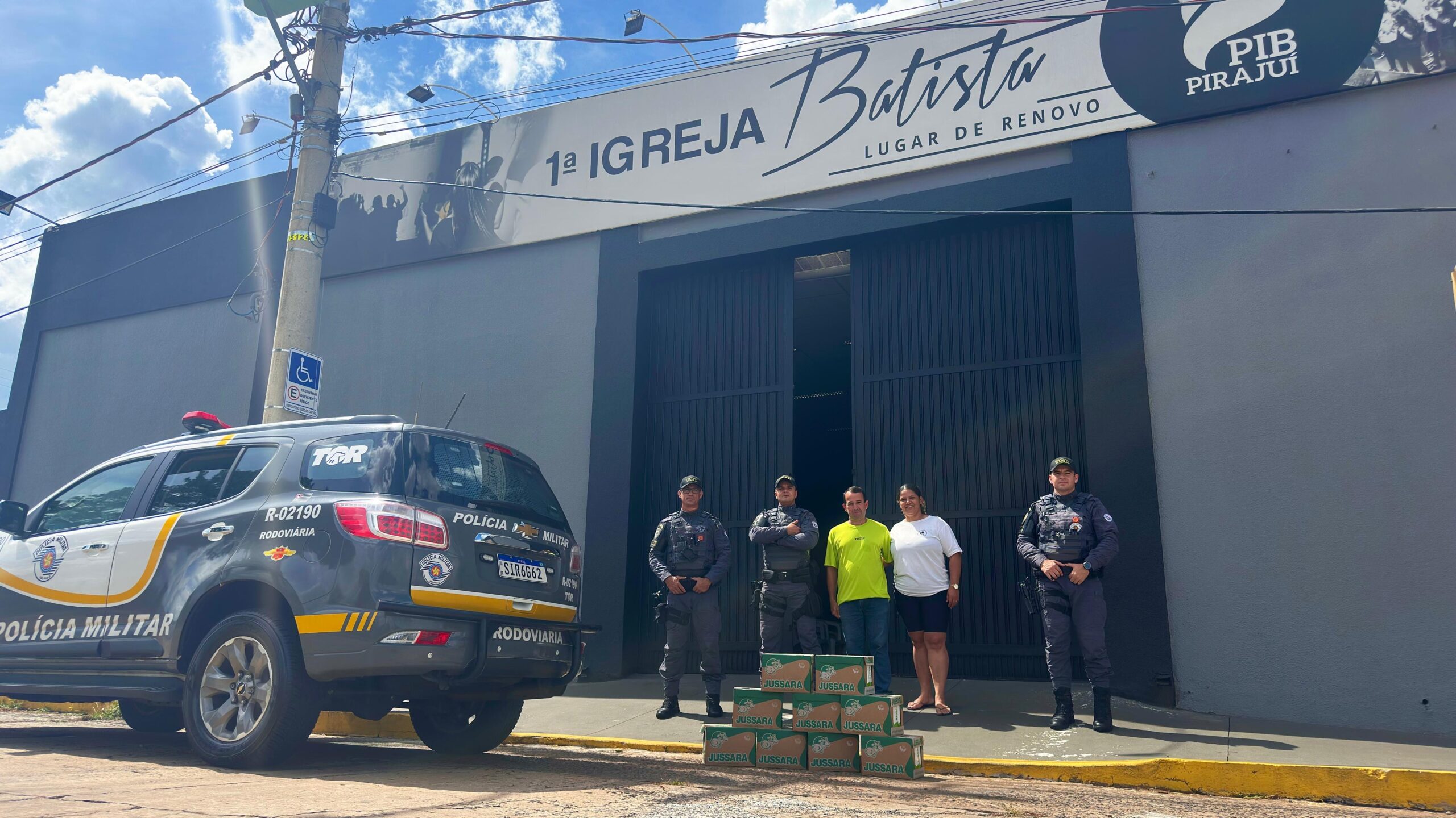 Polícia Militar Rodoviária faz doação de caixas de leite para projeto social da Igreja Batista de Pirajuí