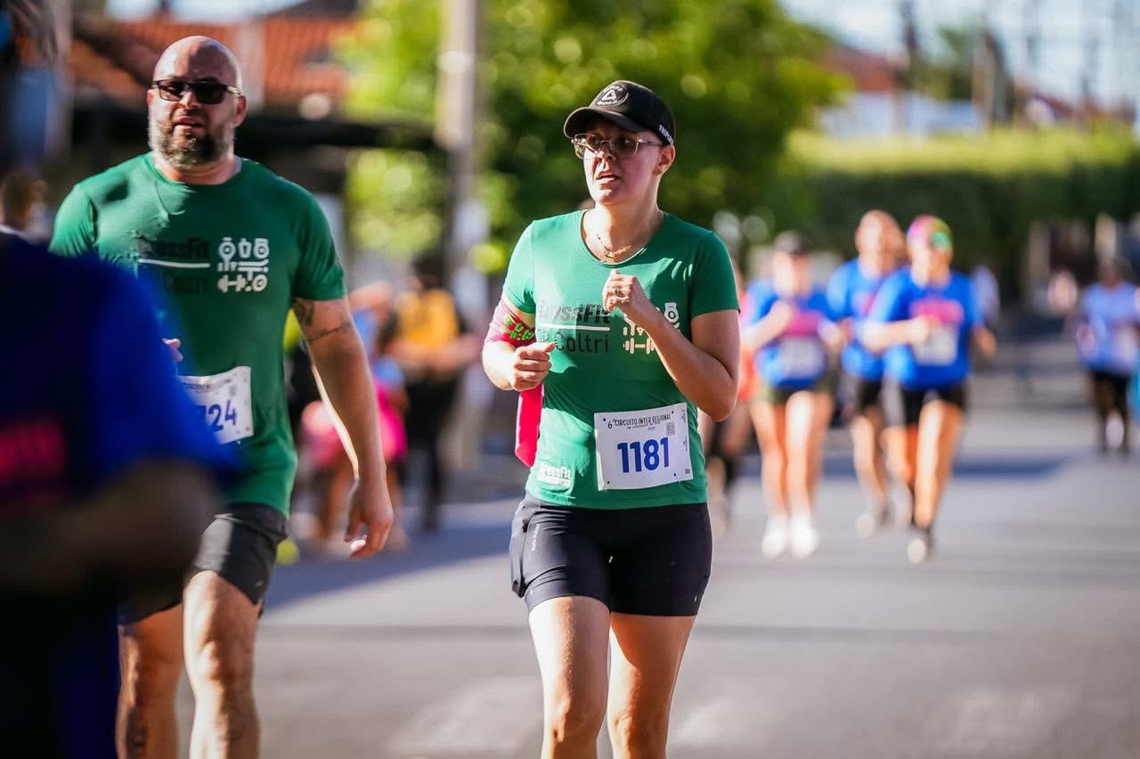 Exemplo de superação: Jéssica vence desafios e conclui prova de 5 km durante tratamento contra o câncer