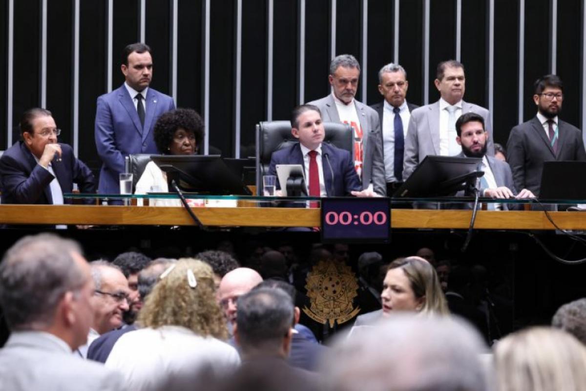 Câmara aprova PEC que acaba com a escala 6x1