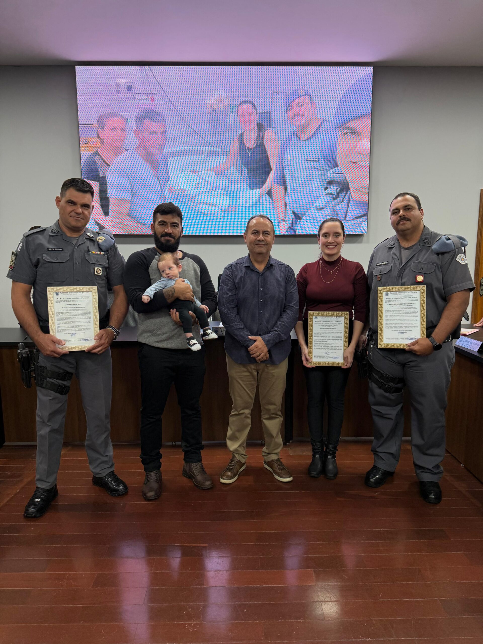 Policiais Militares que salvaram bebê de engasgamento recebem moção na Câmara Municipal